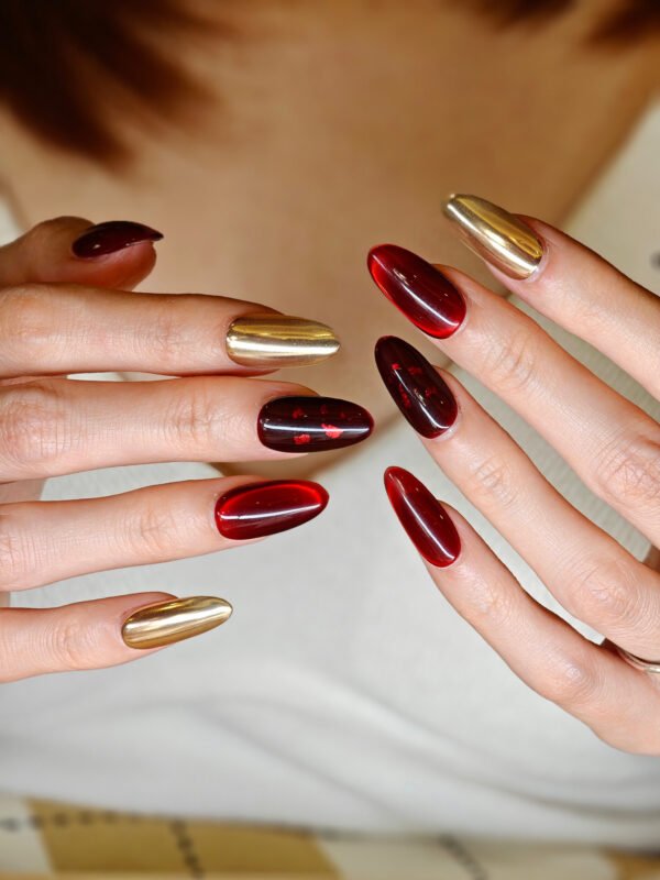 Crimson Elegance - 图片 3