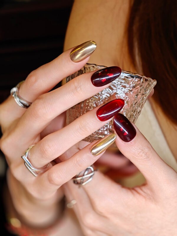 Crimson Elegance - 图片 2