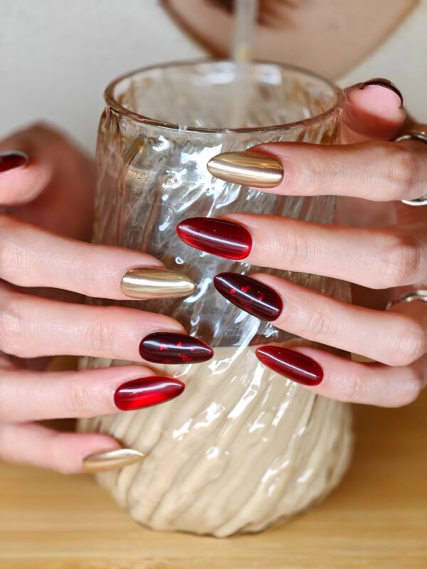 Crimson Elegance - 图片 4